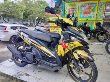 Xe máy Yamaha Nouvo đen vàng