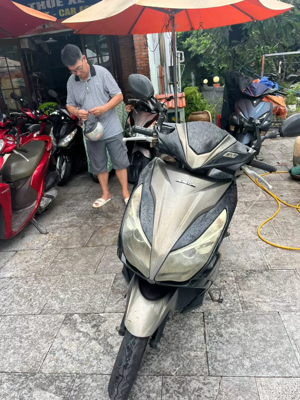 Xe máy Honda Air Blade màu ghi vàng
