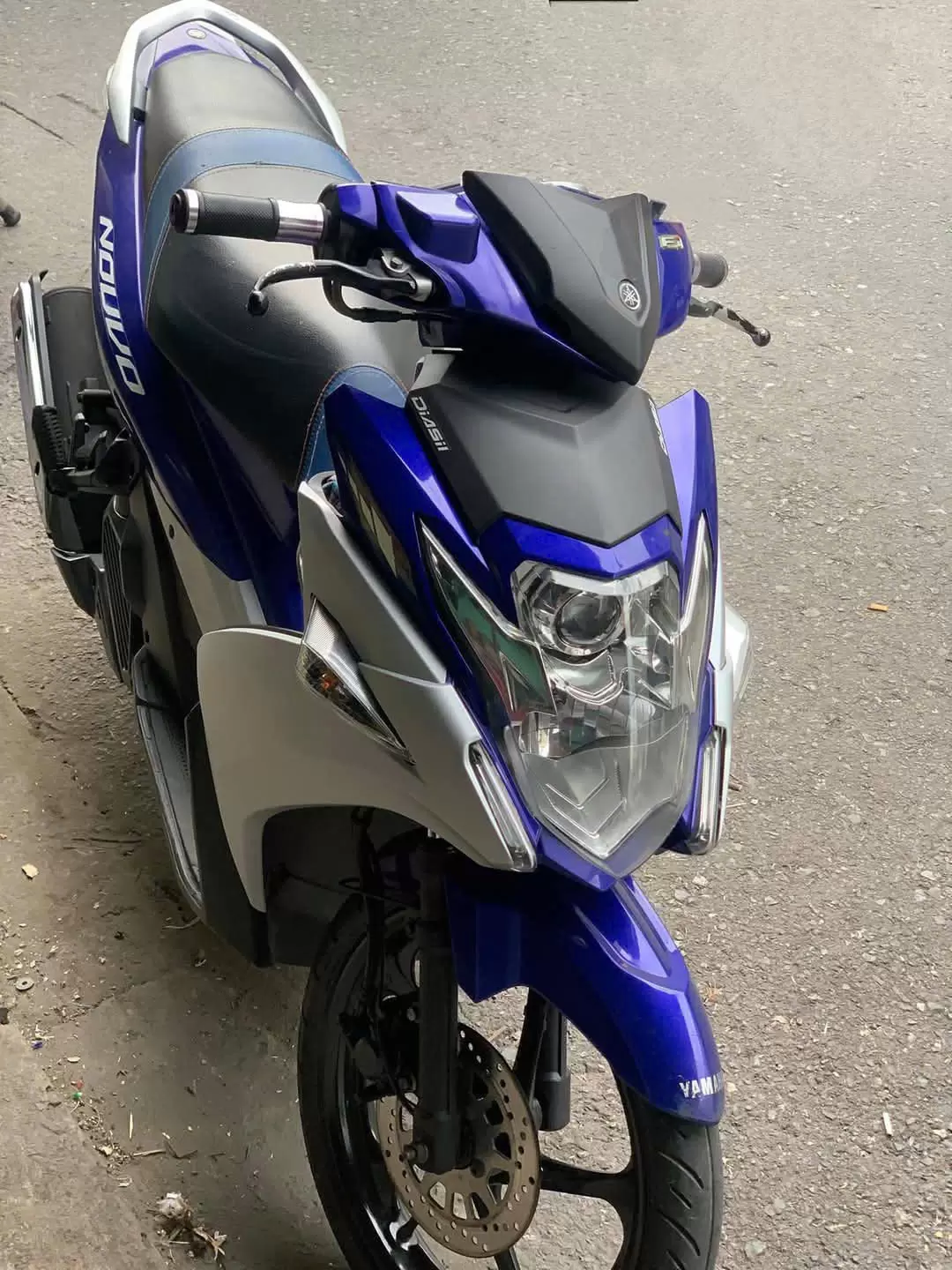 Xe máy Yamaha Nouvo màu xanh