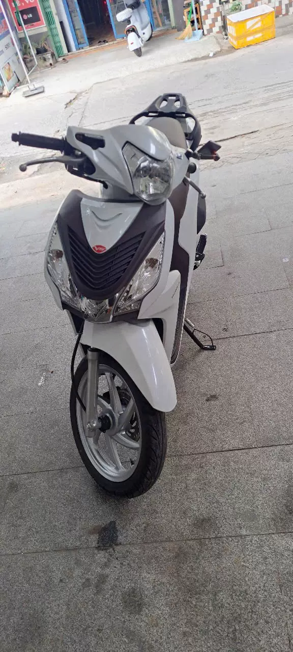 White Honda Vision motorbike